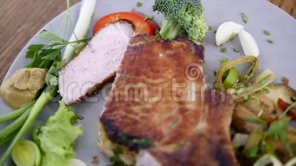 新鲜的热烤牛肉牛排放在木桌上视频的预览图