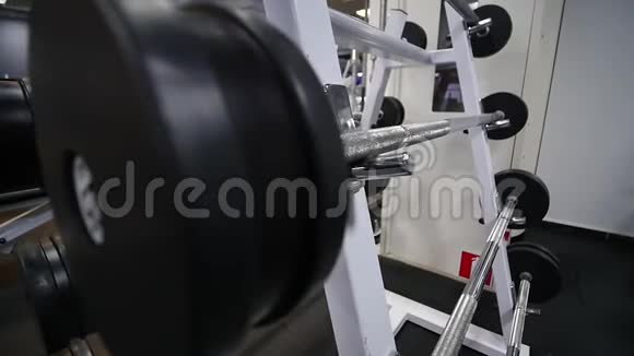 现代轻型健身房健身房的运动设备不同重量的烤肉架视频的预览图