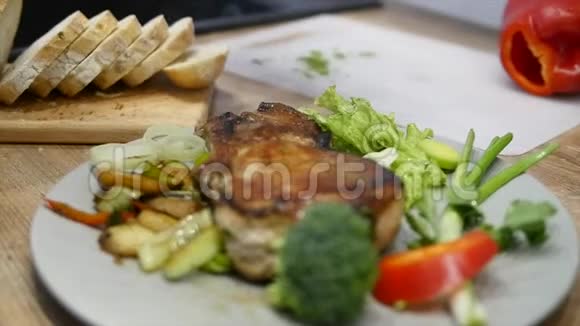 新鲜的热烤牛肉牛排放在木桌上视频的预览图
