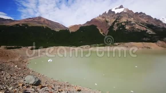 菲茨罗伊瑟罗托雷安第斯山圣克鲁斯阿根廷的湖景山峰和冰川视频的预览图