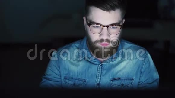 帅哥用电脑视频的预览图