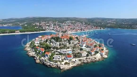 克罗地亚Primosten镇著名的克罗地亚旅游目的地鸟瞰图视频的预览图