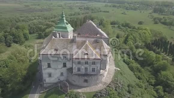 乘坐无人驾驶飞机从历史上著名的乌克兰观光城堡和公园起飞视频的预览图