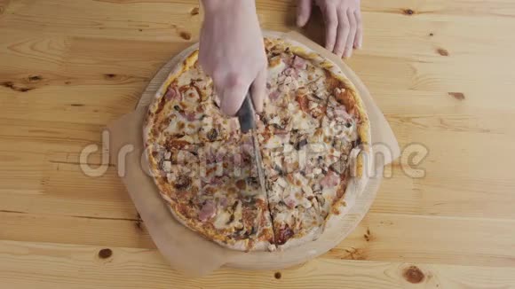 厨房统一切披萨的厨师面包师特写视频的预览图