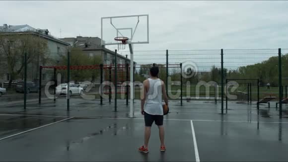 那个拿着篮球站着看戒指的人视频的预览图
