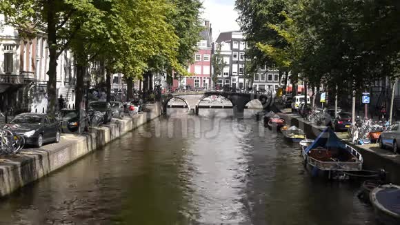 阿姆斯特丹运河与桥在历史中心视频的预览图