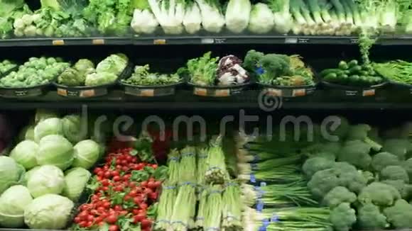 一家杂货店蔬菜的广泛追踪镜头视频的预览图