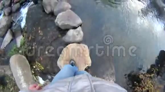 人的脚穿过一条山河视频的预览图