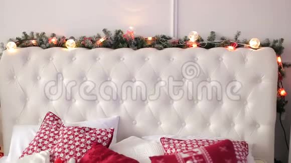 为圣诞节装饰床的卧室视频的预览图