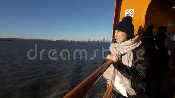 纽约渡船上年轻漂亮的女人视频的预览图