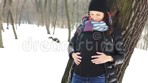 冬天公园里美丽的孕妇视频的预览图