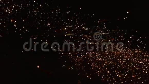 数百只明亮的中国纸灯笼在夜空中缓缓飘浮视频的预览图
