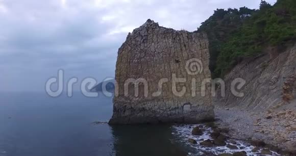 航拍黑海镜头绕崖飞行特写镜头视频的预览图