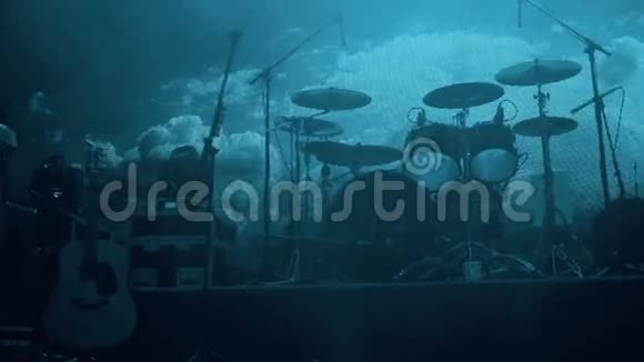 各种乐器排列在蓝灯下的音乐会舞台上视频的预览图