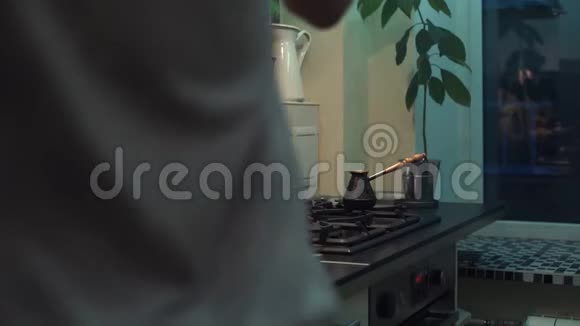 有趣的男人在厨房里做饭拉肚子视频的预览图