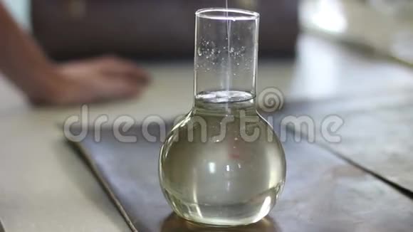检查烧瓶中的化学反应视频的预览图