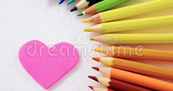 彩色铅笔在白色背景上用心围成半圆形视频的预览图