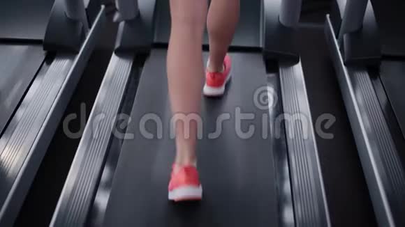 非常漂亮的健身模式是在健身房的跑步机上训练视频的预览图