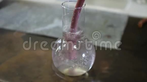 用于化学实验的烧瓶中的气泡视频的预览图