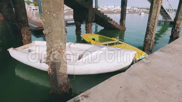 小船停泊在码头上视频的预览图