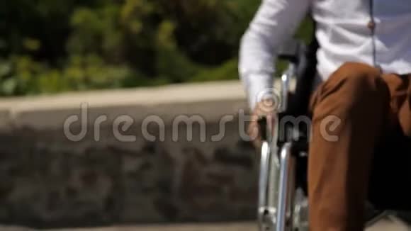 关闭坐轮椅的残疾青年视频的预览图