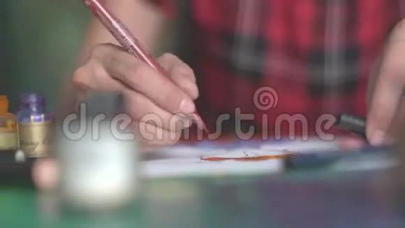 棕色钢笔在艺术家手中女性手工艺人视频的预览图