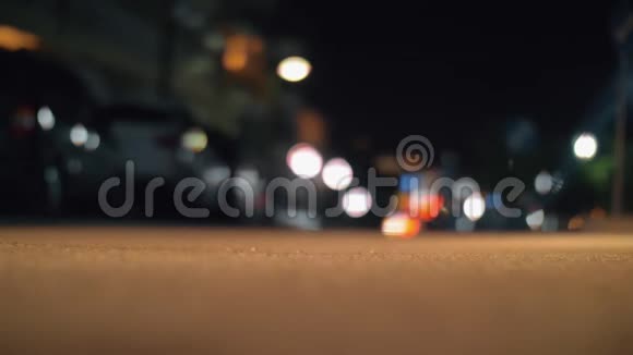 夜城和汽车在街上行驶视频的预览图