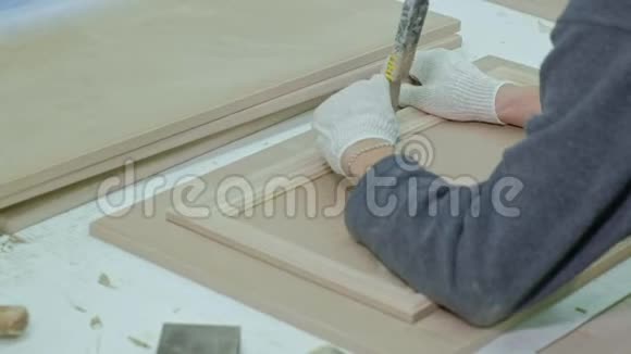 男工为一扇门粘木坯制作木门视频的预览图