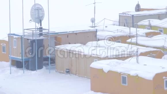 北极建筑工人和看守人住所视频的预览图