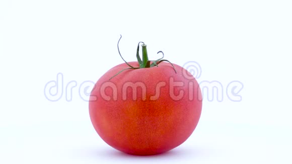 一整个大红番茄正旋转在转盘上隔离在白色背景上特写镜头视频的预览图