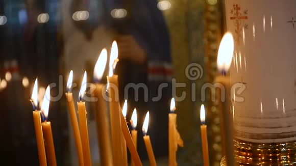 在教堂的视野从燃烧蜡烛的基督的脸在图标利克圣焰蜡烛许多教堂蜡烛视频的预览图