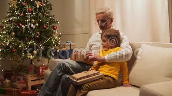 好心的老人和他的孙子一起准备圣诞礼物视频的预览图