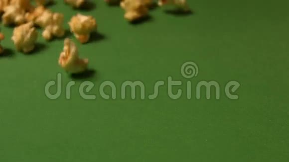 绿色背景下的爆米花慢动作特写镜头水平和垂直平底锅3射击视频的预览图