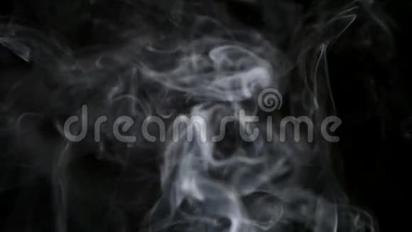 黑色背景下的薄烟视频的预览图