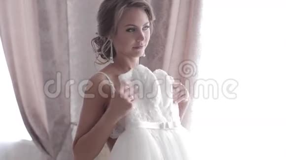 穿着内衣的新娘试穿婚纱视频的预览图