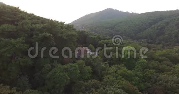 空中拍摄森林中的房子背景是群山视频的预览图