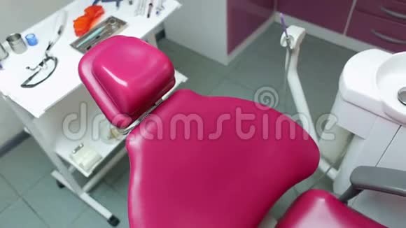 牙科办公室的牙科椅和仪器视频的预览图
