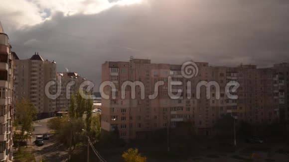 城市里雷雨的开始视频的预览图