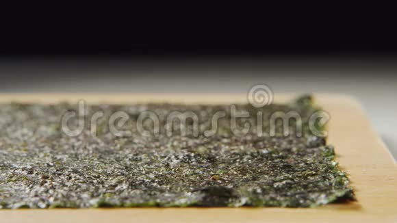 结束寿司厨师的手把米饭放在诺里视频的预览图