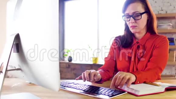 女商人用电脑工作视频的预览图
