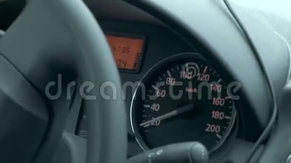 乘汽车低速行驶视频的预览图
