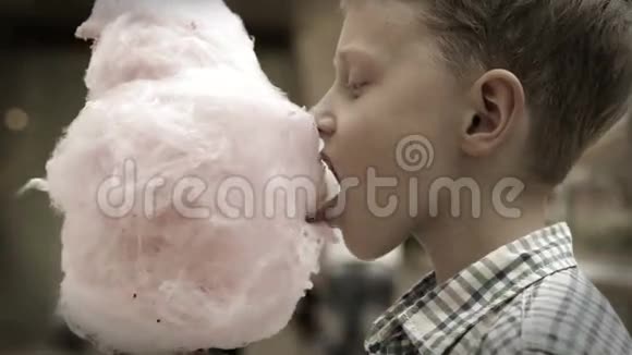 一个小男孩吃棉花糖的慢镜头视频的预览图