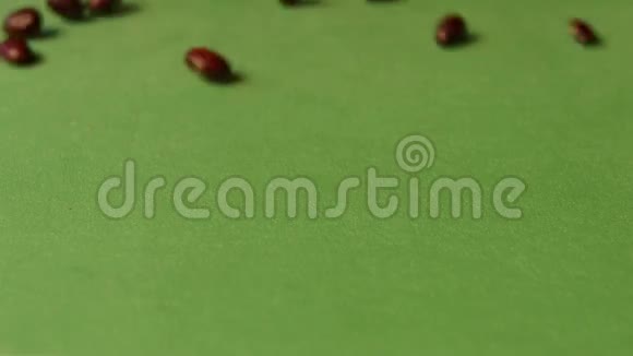 绿色背景下的棕色豆子慢动作特写镜头水平平底锅2射击视频的预览图