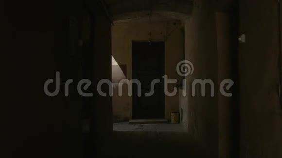 摄像机沿着黑暗的走廊移动视频的预览图