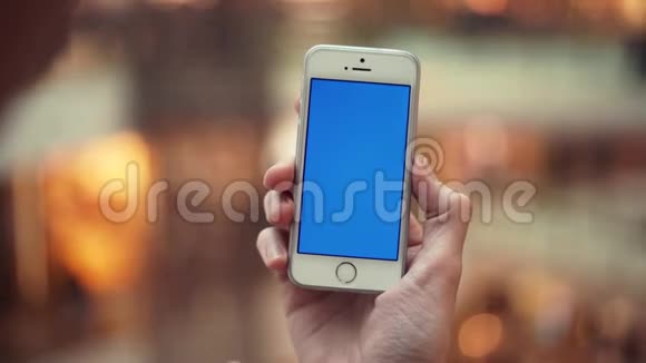 男性使用带蓝屏的电话视频的预览图