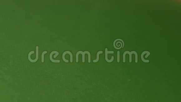 绿色背景下的爆米花慢动作特写镜头水平平底锅3射击视频的预览图