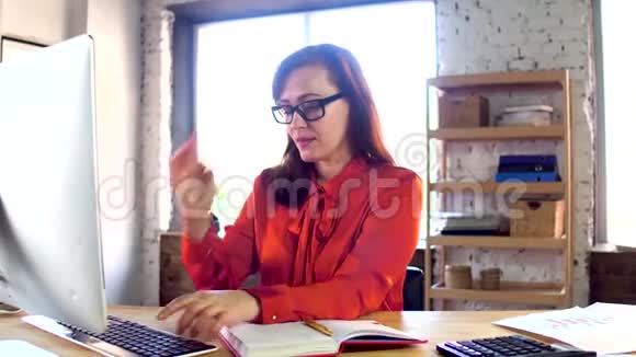女商人用电脑工作视频的预览图