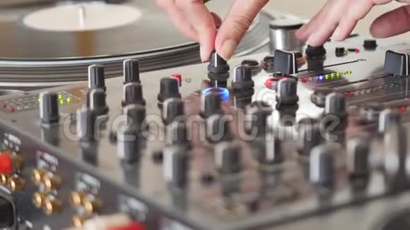 特写一位女性DJ在家练习音乐混音的镜头视频的预览图