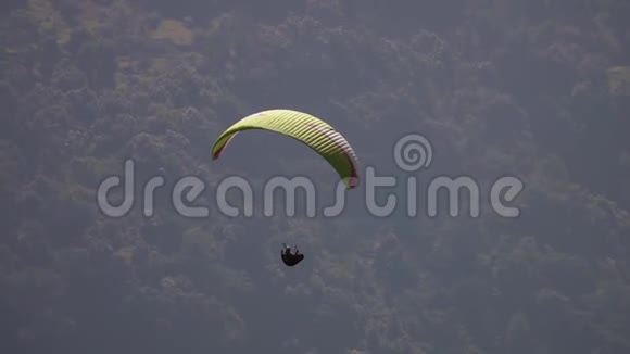 飞越尼泊尔Pokhara市Phewa湖的滑翔伞视频的预览图