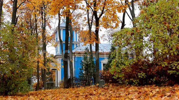 秋天蓝色教堂视频的预览图